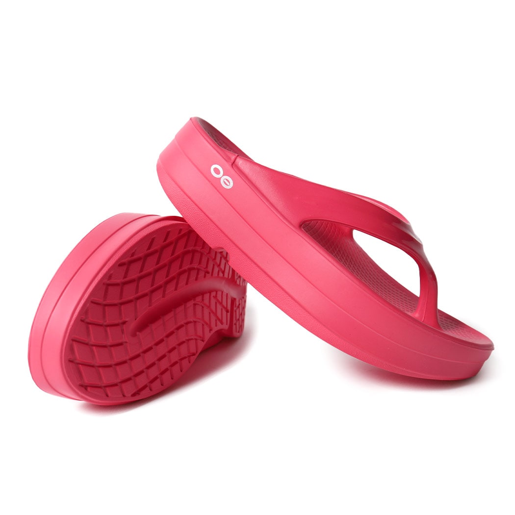 [Qoo10最安値に挑戦！] ウーフォス 厚底 サンダル OOFOS ウーメガ OOmega NEON BERRY pink ピンク トング レディース ウィメンズ軽量 疲れない 歩きやすい