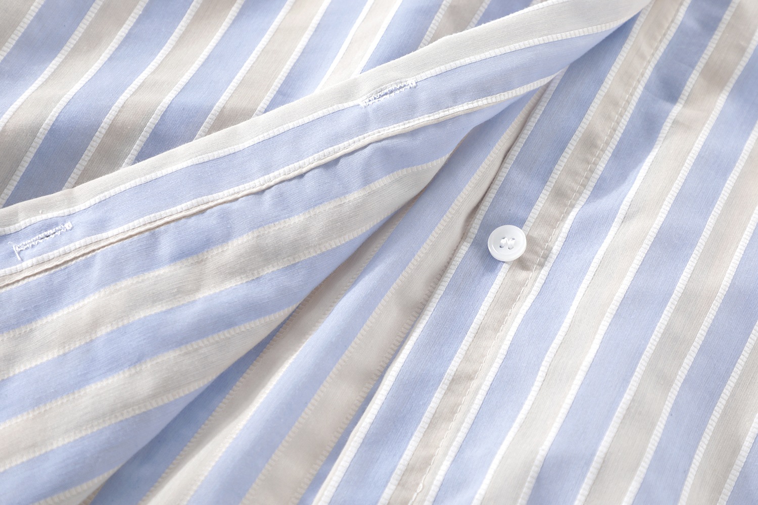 レディース トップス シャツ 長袖 襟付き 前開き ボタン かわいい 大人可愛い きれいめ シンプル 上品 おしゃれ かっこいい レトロ きちんと こなれ感 個性的 主役級 存在感 抜け感