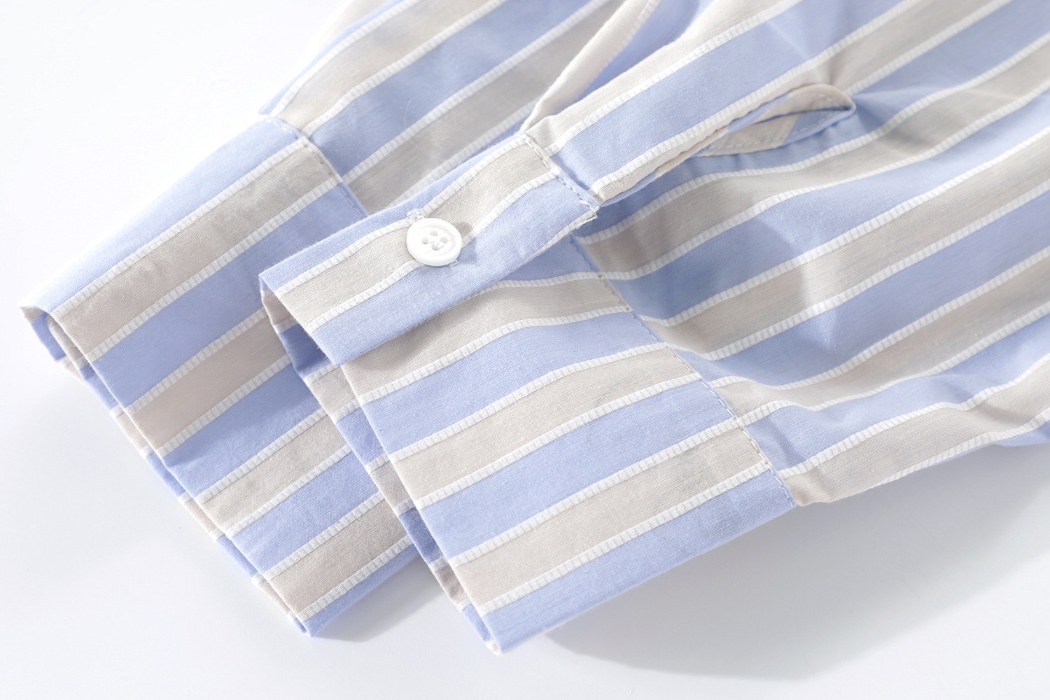 レディース トップス シャツ 長袖 襟付き 前開き ボタン かわいい 大人可愛い きれいめ シンプル 上品 おしゃれ かっこいい レトロ きちんと こなれ感 個性的 主役級 存在感 抜け感