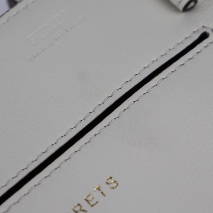 超美品 FENDI フェンディ ショルダーバッグ 8BS026 フォンケース レザー アイボリー ミニバッグ フォンショルダー 本物保証 中古