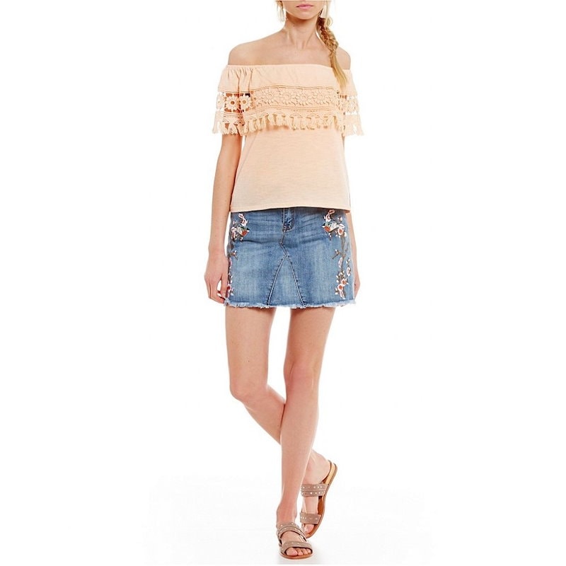 チェルシーアンドバイオレット レディース トップス オフショルダー【Chelsea & Violet Tasseled Floral Crochet-Trimmed Off-the-Shoulder チェルシーアンドバイオレット レディース トップス オフショルダー【Chelsea & Violet Tasseled Floral Crochet-Trimmed Off-the-Shoulder