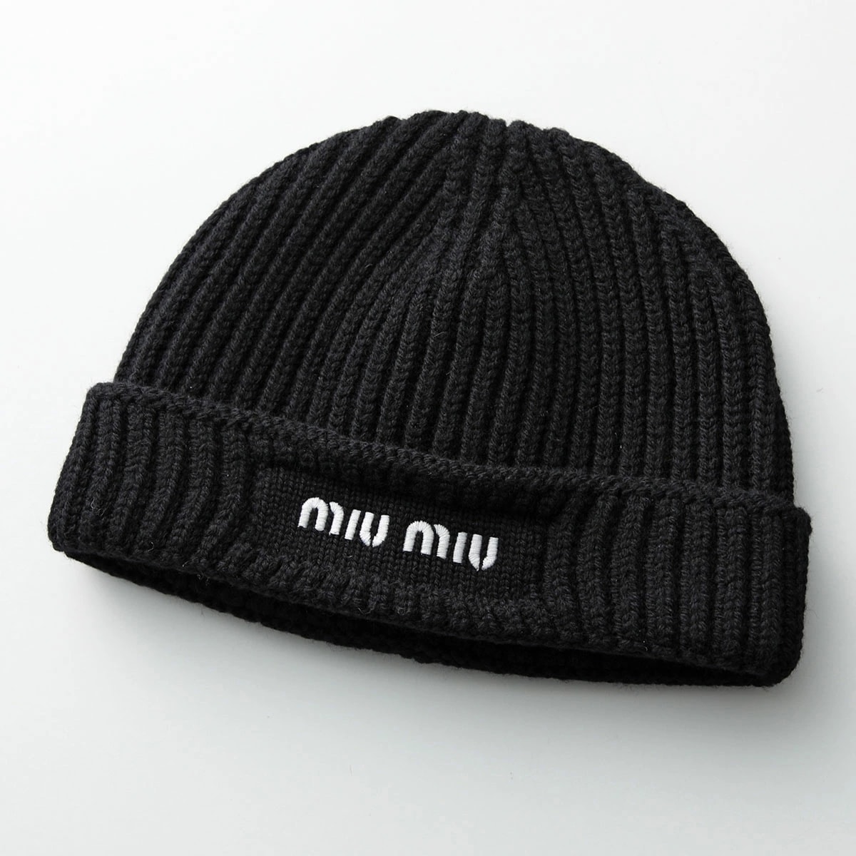 ミュウミュウ　MIUMIUブラックニット帽 白いロゴ付き ミュウミュウ MIUMIUブラックニット帽 白いロゴ付き miu miu ニット帽