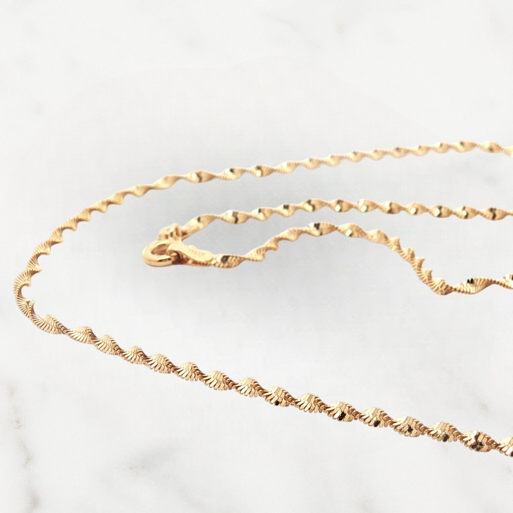 イタリア製18Kゴールド細チェーンネックレスジュエリー繊細なツイストチェーンとイタリアの職人技 イタリア製18Kゴールド細チェーンネックレスジュエリー繊細なツイストチェーンとイタリアの職人技