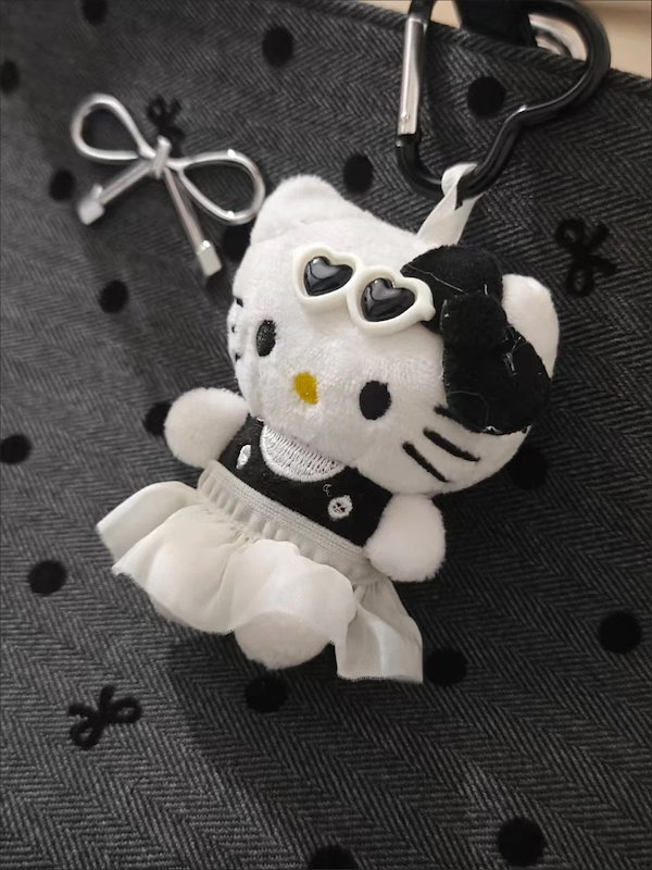 Qoo10] サンリオ 新着【部分急速出荷】キティちゃん 日焼け