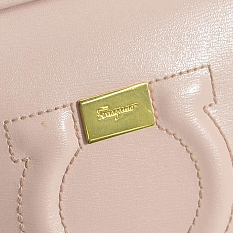 サルヴァトーレフェラガモ Salvatore Ferragamo 斜め掛けショルダーバッグ ガンチーニ レザー ライトピンク ゴールド レディース e59414g