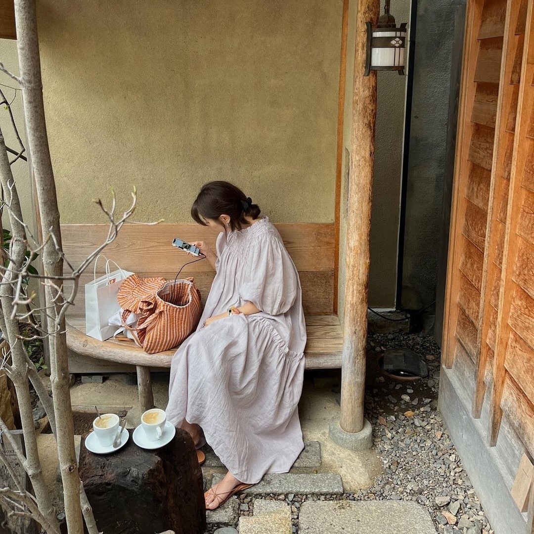 レディース ワンピース フレア マキシ 5分袖 ボリューム袖 バルーン袖 袖あり スタンドカラー ワイド フレア 切り替え フェミニン シフォン フリル シャーリング ヴィンテージ 配色 薄手 レディース ワンピース フレア マキシ 5分袖 ボリューム袖 バルーン袖 袖あり スタンドカラー ワイド フレア 切り替え フェミニン シフォン フリル シャーリング ヴィンテージ 配色 薄手