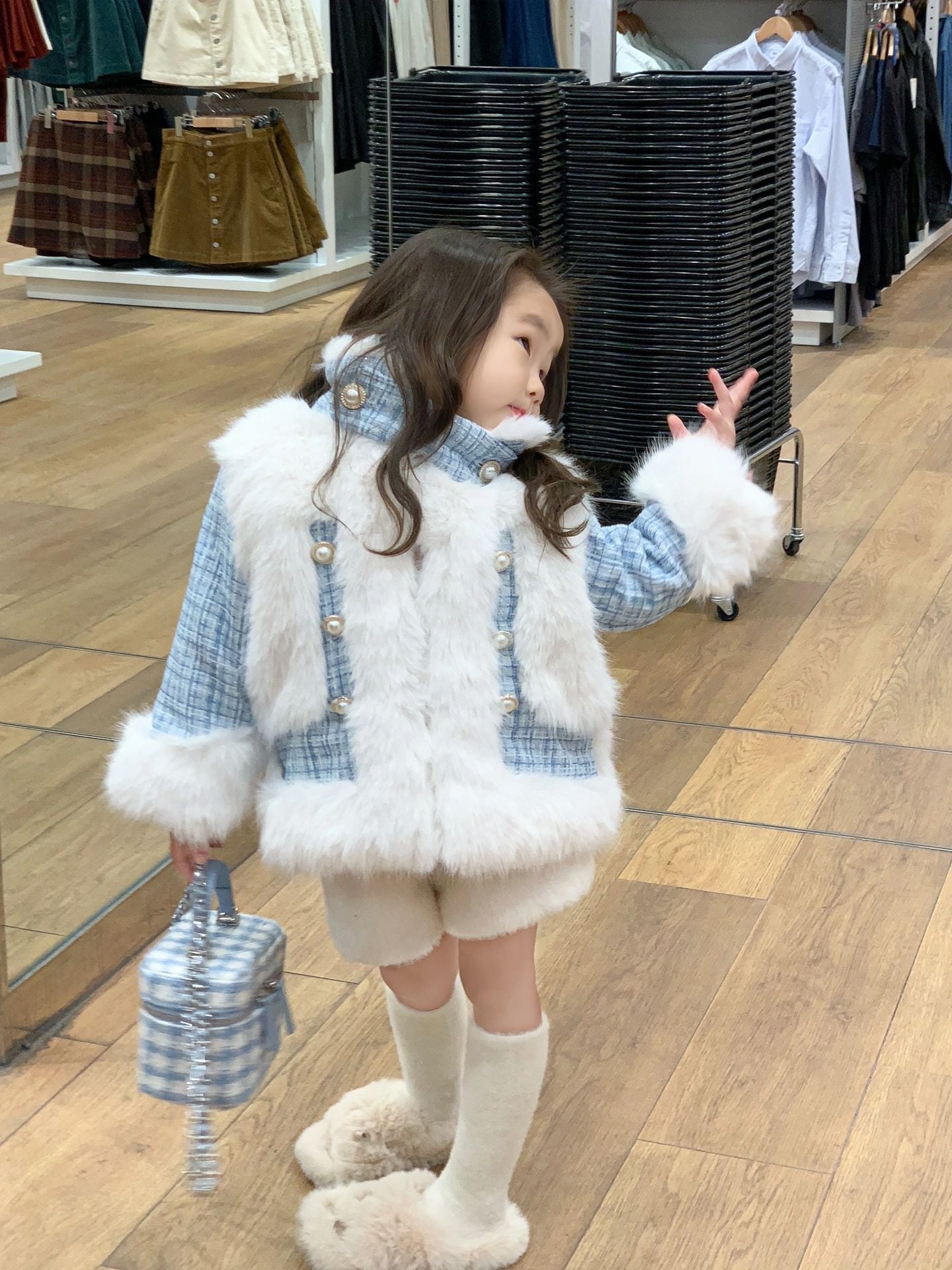 冬の女の子の赤ちゃんのおしゃれな上着は毛皮の毛のように厚手の子供のコートを着ています