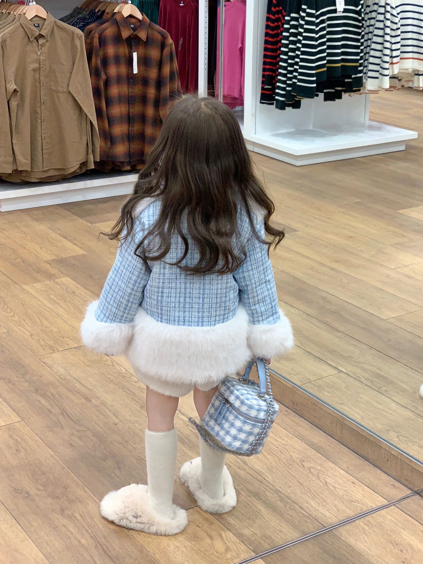 冬の女の子の赤ちゃんのおしゃれな上着は毛皮の毛のように厚手の子供のコートを着ています