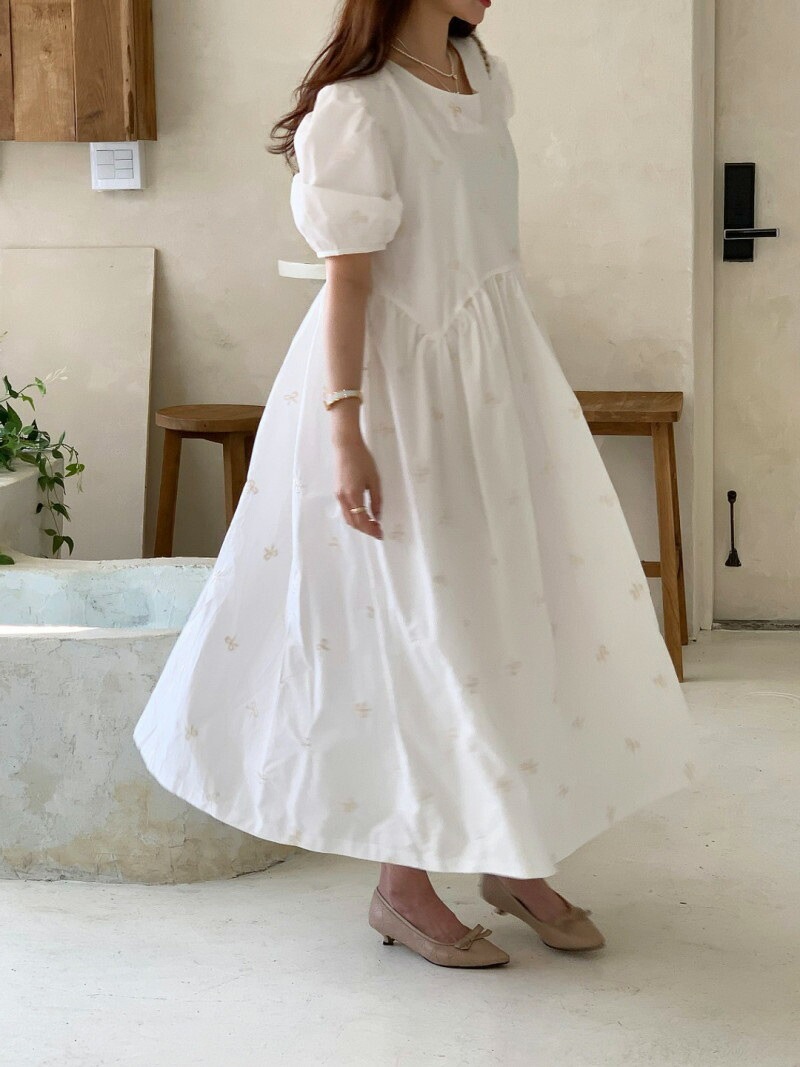 [メガ割りSALE]リボンパフスリーブ刺繍ワンピース