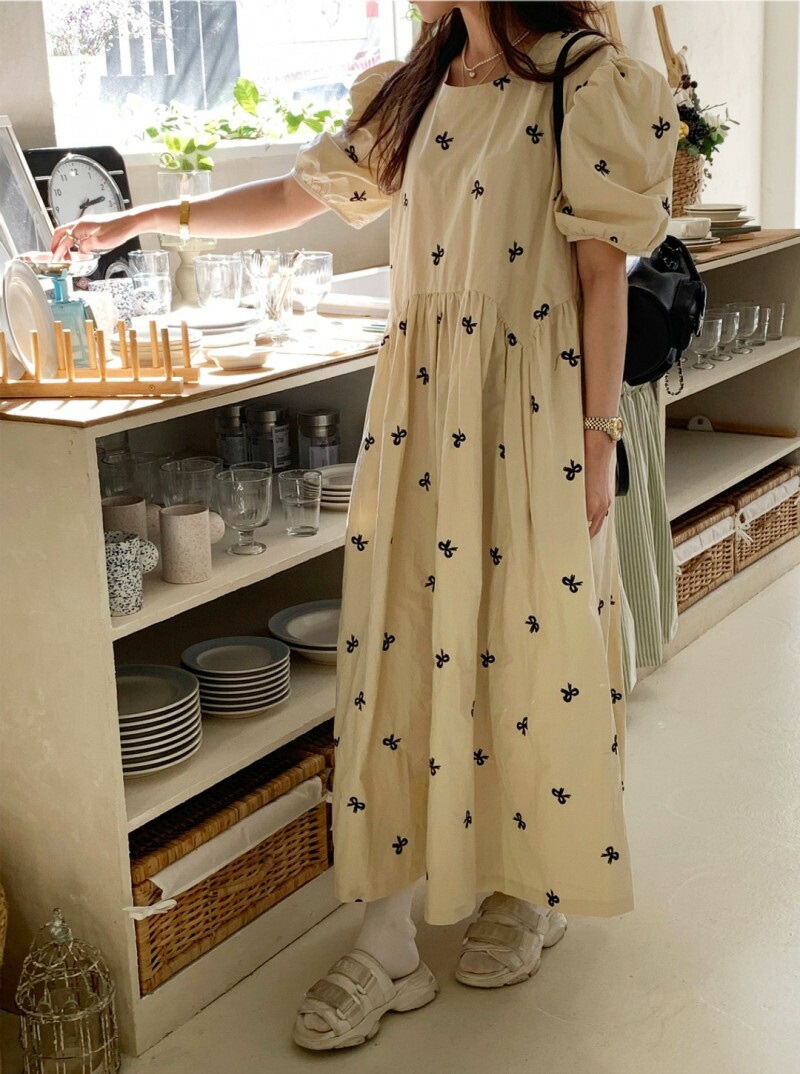 [メガ割りSALE]リボンパフスリーブ刺繍ワンピース