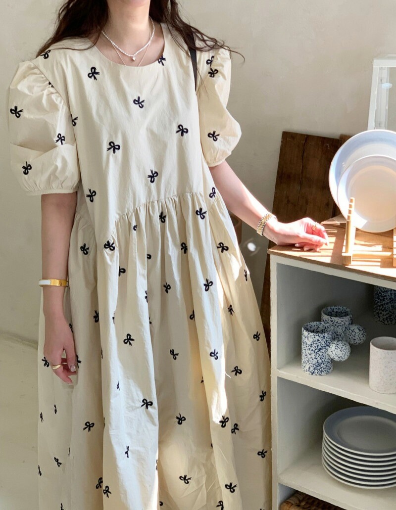 [メガ割りSALE]リボンパフスリーブ刺繍ワンピース