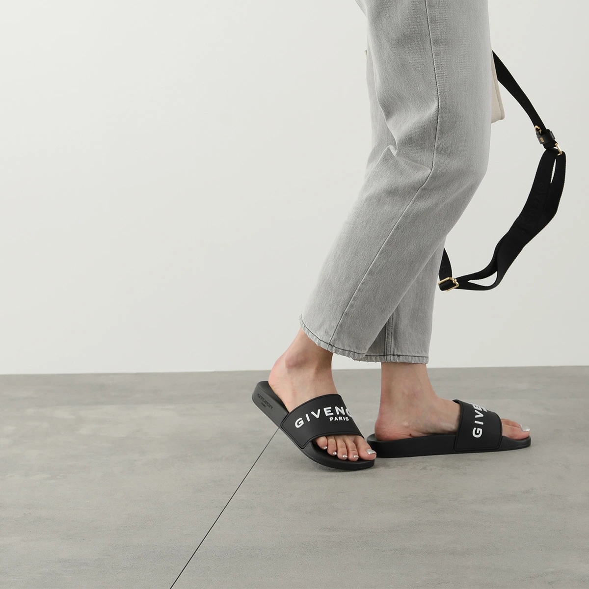 GIVENCHY ジバンシィ サンダル SLIDE FLAT SANDALS BE3004E1UM レディース フラット シャワーサンダル スポーツ スポサン ロゴ シューズ 靴 100/BLANC【 GIVENCHY ジバンシィ サンダル SLIDE FLAT SANDALS BE3004E1UM レディース フラット シャワーサンダル スポーツ スポサン ロゴ シューズ 靴 100/BLANC【