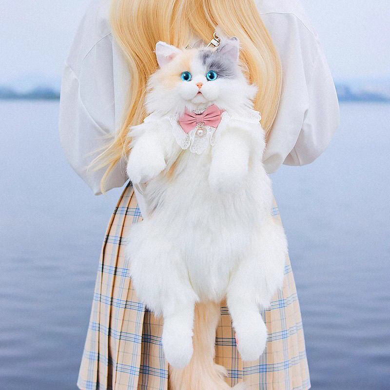 淡い三花猫のリュックサックのぬいぐるみのぬいぐるみが彼女の誕生日サプライズをプレゼントします 淡い三花猫のリュックサックのぬいぐるみのぬいぐるみが彼女の誕生日サプライズをプレゼントします