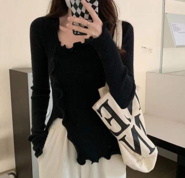 ラウンドネックニットレイヤードス韓国秋の減齢レトロでマイナーなデザイン感のある雰囲気ストライプレースのパフスリーブシャツ