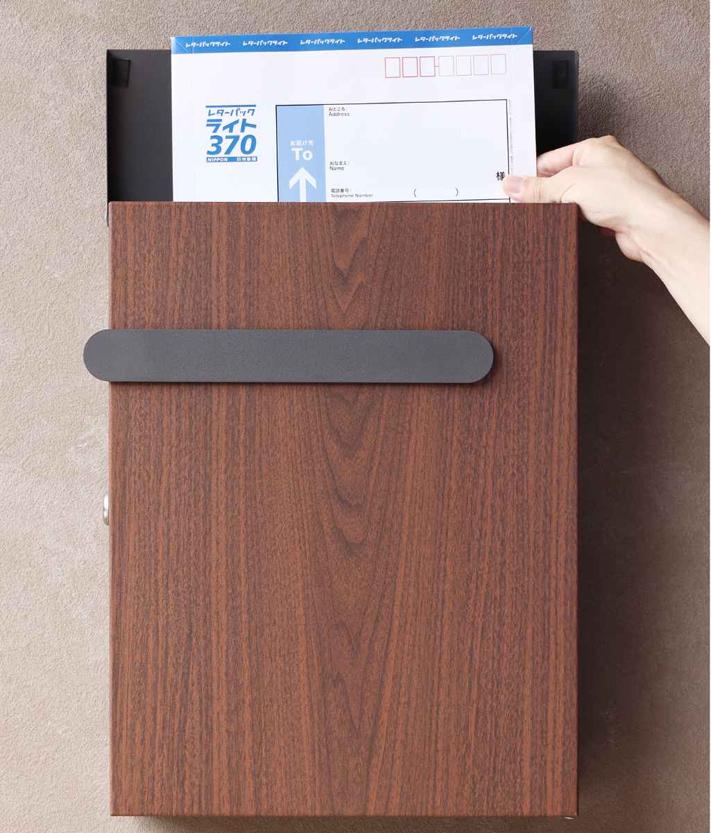 壁掛けポスト Berta 木目 A4サイズ 鍵付き 郵便ポスト 郵便 ポスト 郵便受け デザインポスト 壁掛け 新聞受け メールボックス スリム 一戸建て 屋外 玄関 壁 本体 鉄 スリット窓 壁掛けポスト Berta 木目 A4サイズ 鍵付き 郵便ポスト 郵便 ポスト 郵便受け デザインポスト 壁掛け 新聞受け メールボックス スリム 一戸建て 屋外 玄関 壁 本体 鉄 スリット窓