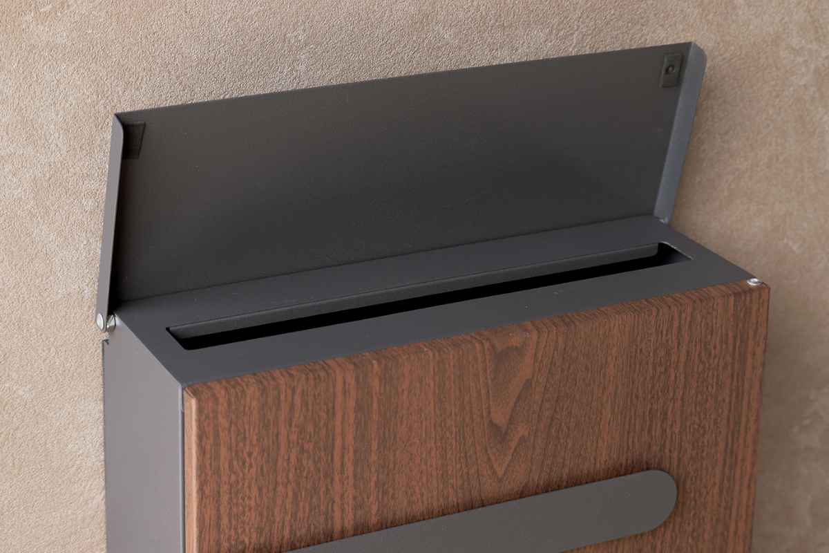 壁掛けポスト Berta 木目 A4サイズ 鍵付き 郵便ポスト 郵便 ポスト 郵便受け デザインポスト 壁掛け 新聞受け メールボックス スリム 一戸建て 屋外 玄関 壁 本体 鉄 スリット窓 壁掛けポスト Berta 木目 A4サイズ 鍵付き 郵便ポスト 郵便 ポスト 郵便受け デザインポスト 壁掛け 新聞受け メールボックス スリム 一戸建て 屋外 玄関 壁 本体 鉄 スリット窓
