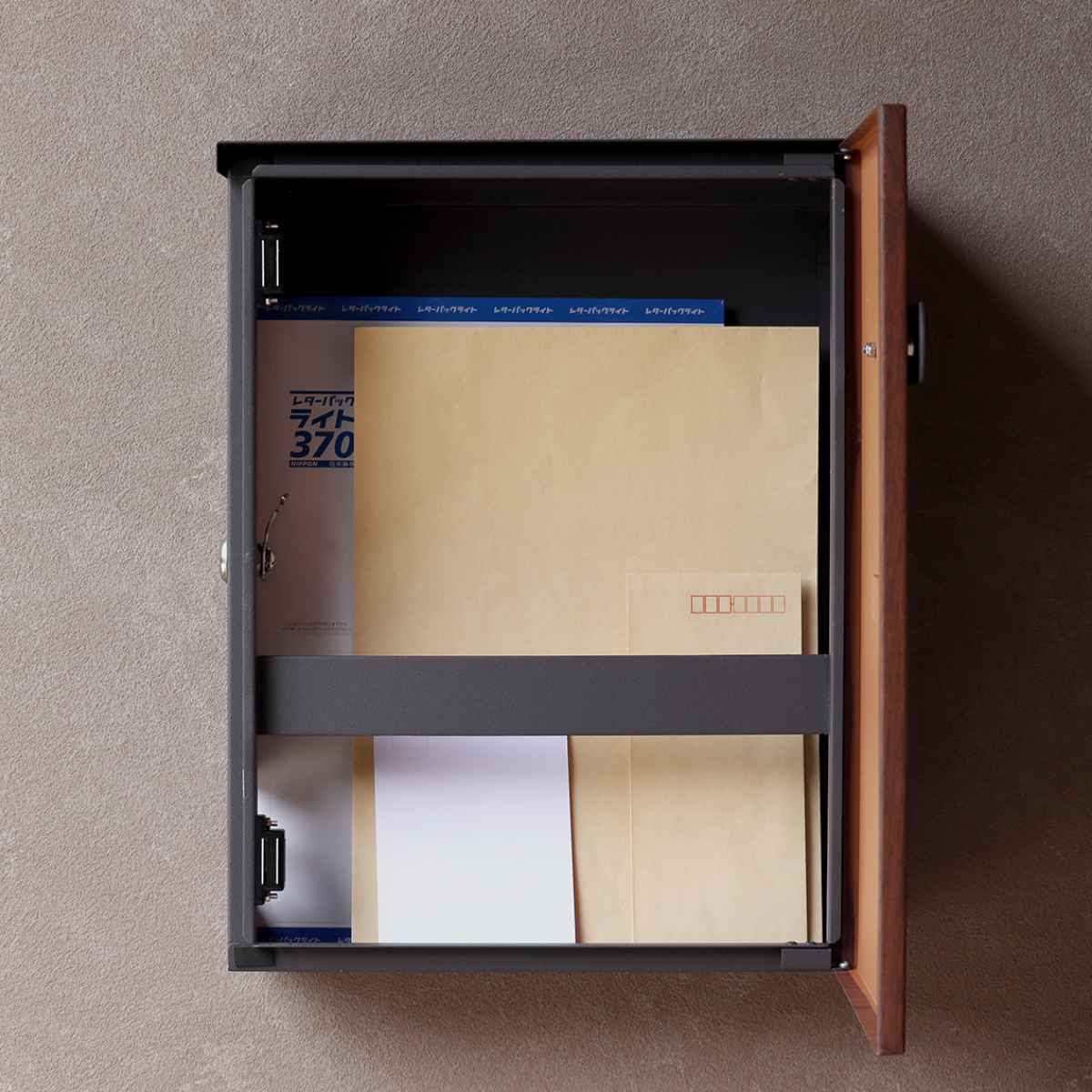 壁掛けポスト Berta 木目 A4サイズ 鍵付き 郵便ポスト 郵便 ポスト 郵便受け デザインポスト 壁掛け 新聞受け メールボックス スリム 一戸建て 屋外 玄関 壁 本体 鉄 スリット窓 壁掛けポスト Berta 木目 A4サイズ 鍵付き 郵便ポスト 郵便 ポスト 郵便受け デザインポスト 壁掛け 新聞受け メールボックス スリム 一戸建て 屋外 玄関 壁 本体 鉄 スリット窓