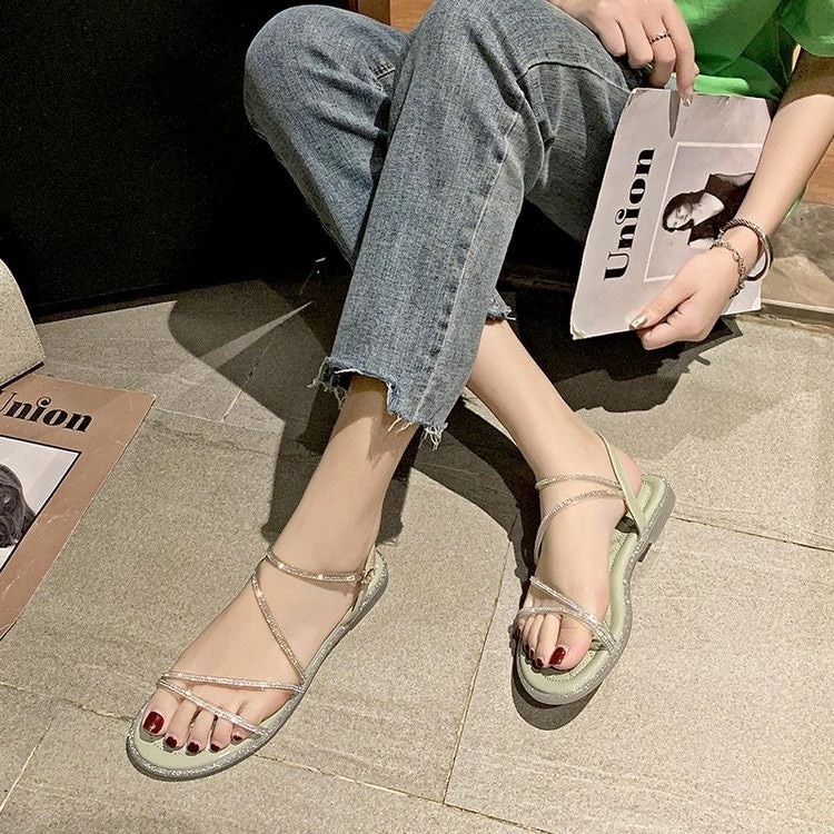 韓国版 一字型ボタン おしゃれ カジュアル サンダル 気質 ラインストーン トレンド 百掛け ローマのサンダル sweet系 フラット 滑り止め 早い者勝ち 海外セレブ人気商品