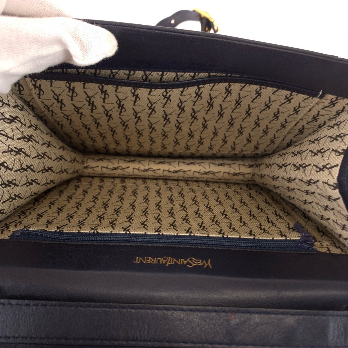 ロゴ型押し ブラック 黒 シルバー金具 レザー ショルダーバッグ 肩掛け レディース 407277 ロゴ型押し ブラック 黒 シルバー金具 レザー ショルダーバッグ 肩掛け レディース 407277