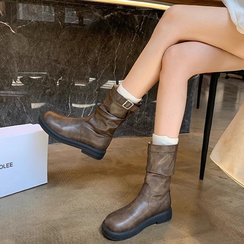 レトロなシンプルな薄いローヒールマーチンブーツ女性2024新しい秋と冬のニッチバックルバイカーブーツ騎士ブーツ