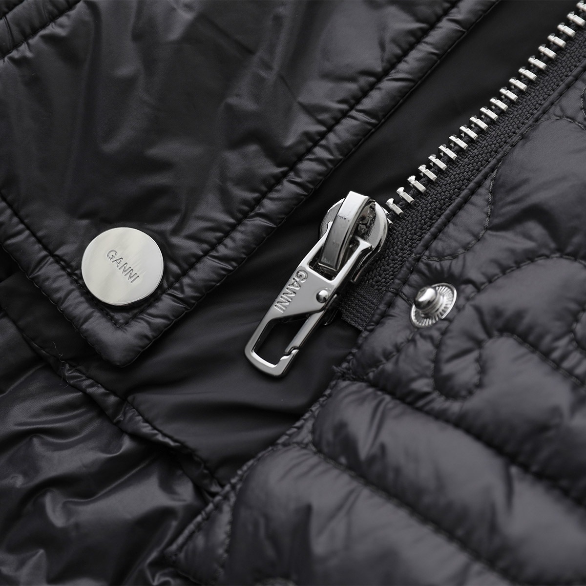 GANNI ガニー キルティングジャケット Shiny Quilt Midi Jacket W0343 W0397 レディース ブルゾン 中綿 軽量 ミディ丈 カラー2色 GANNI ガニー キルティングジャケット Shiny Quilt Midi Jacket W0343 W0397 レディース ブルゾン 中綿 軽量 ミディ丈 カラー2色