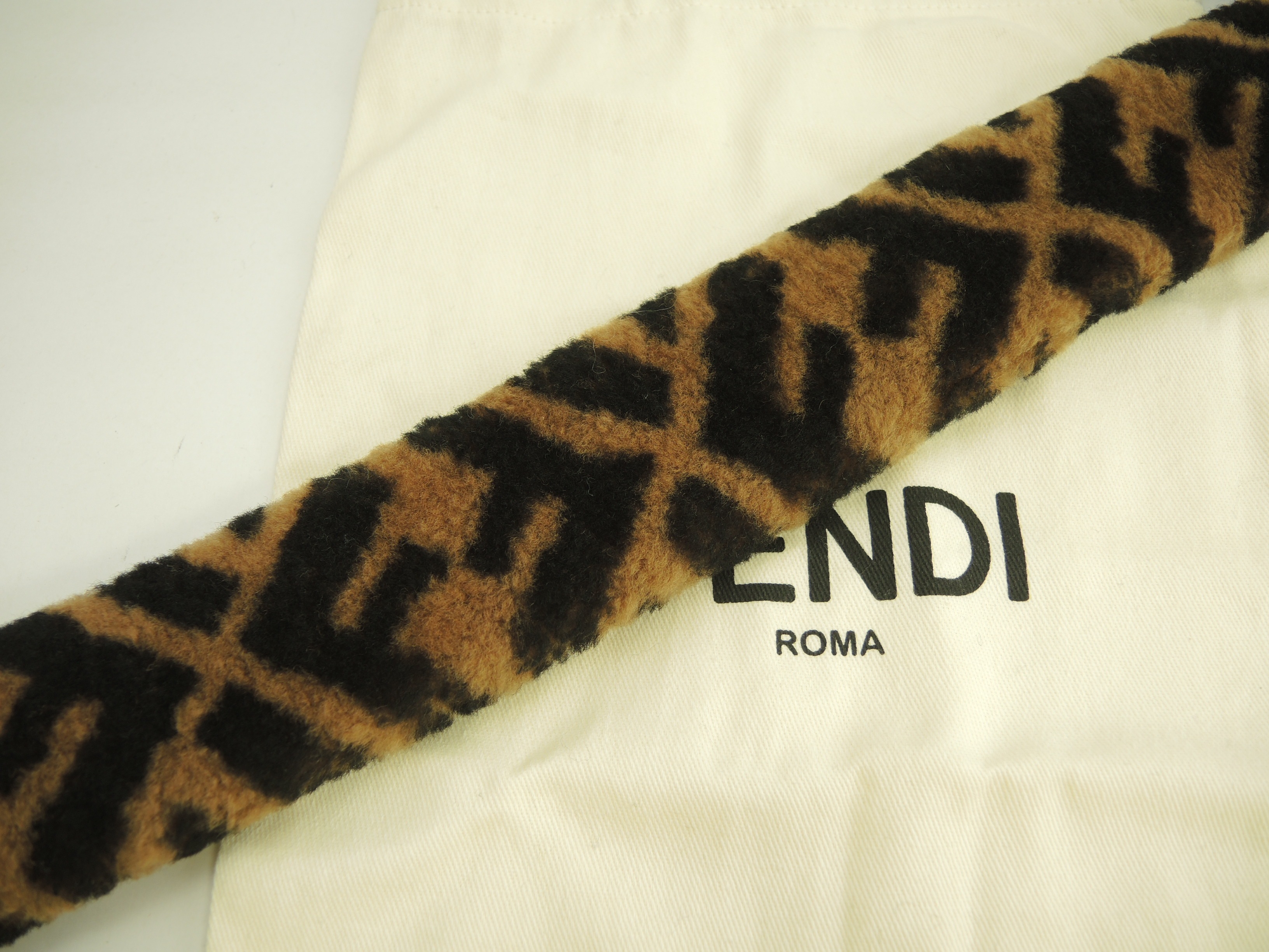 ロングショルダーストラップ FFモチーフ ムートン茶黒 太め 美品@ 21 ロングショルダーストラップ FFモチーフ ムートン茶黒 太め 美品@ 21