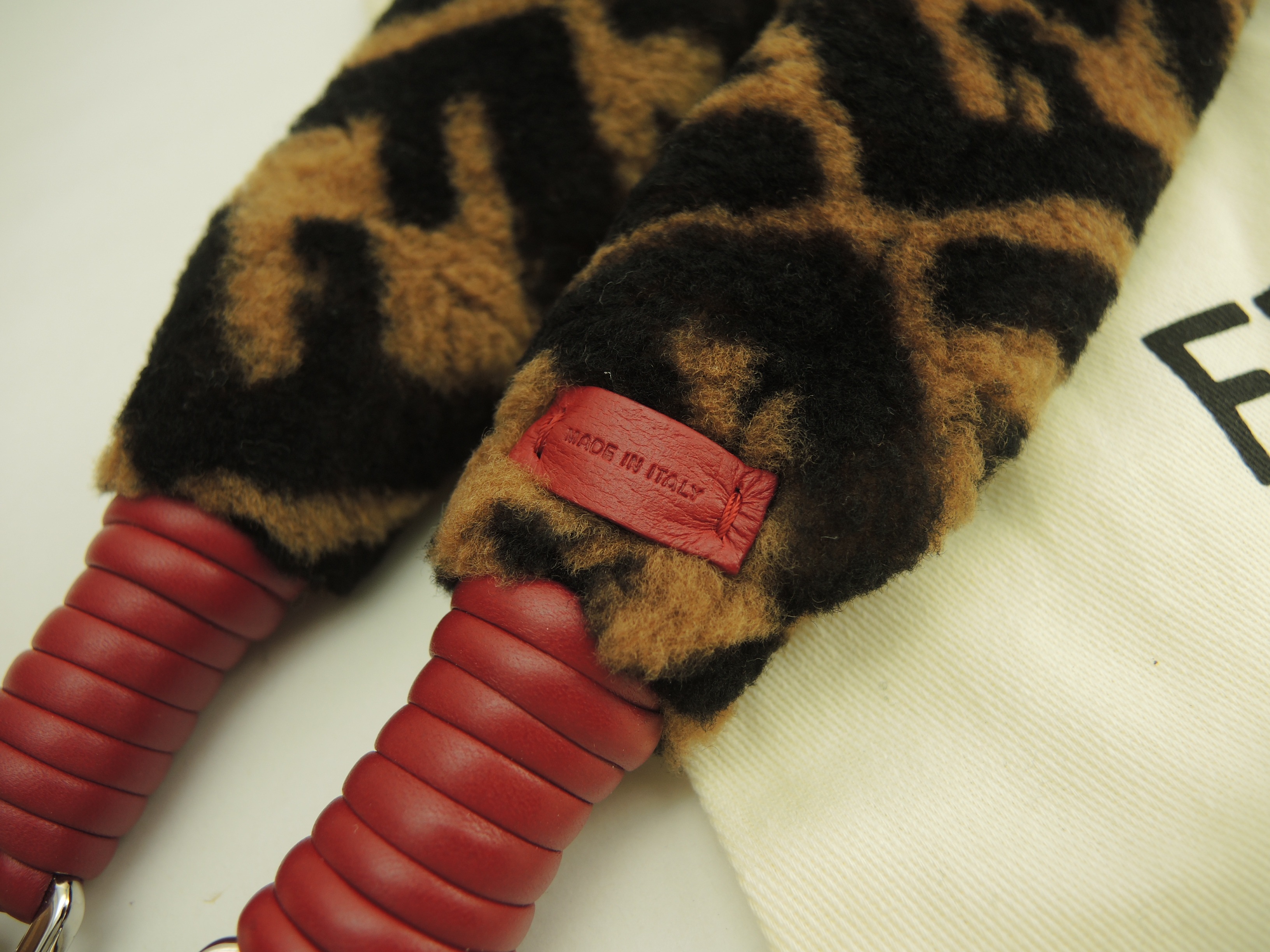 ロングショルダーストラップ FFモチーフ ムートン茶黒 太め 美品@ 21 ロングショルダーストラップ FFモチーフ ムートン茶黒 太め 美品@ 21