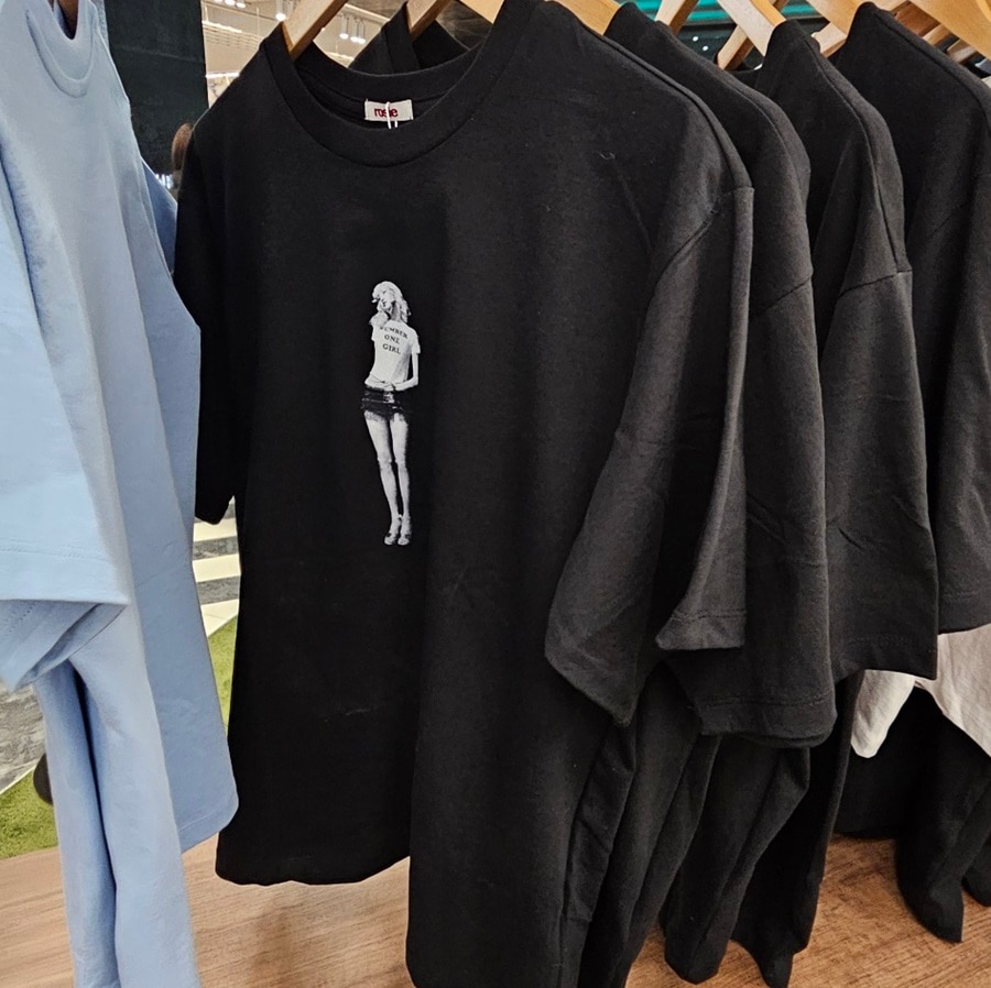 [公式] ROSE [rosie] Pop-Up Store at The Hyundai Seoul MD : Rosie Black T-SHIRT