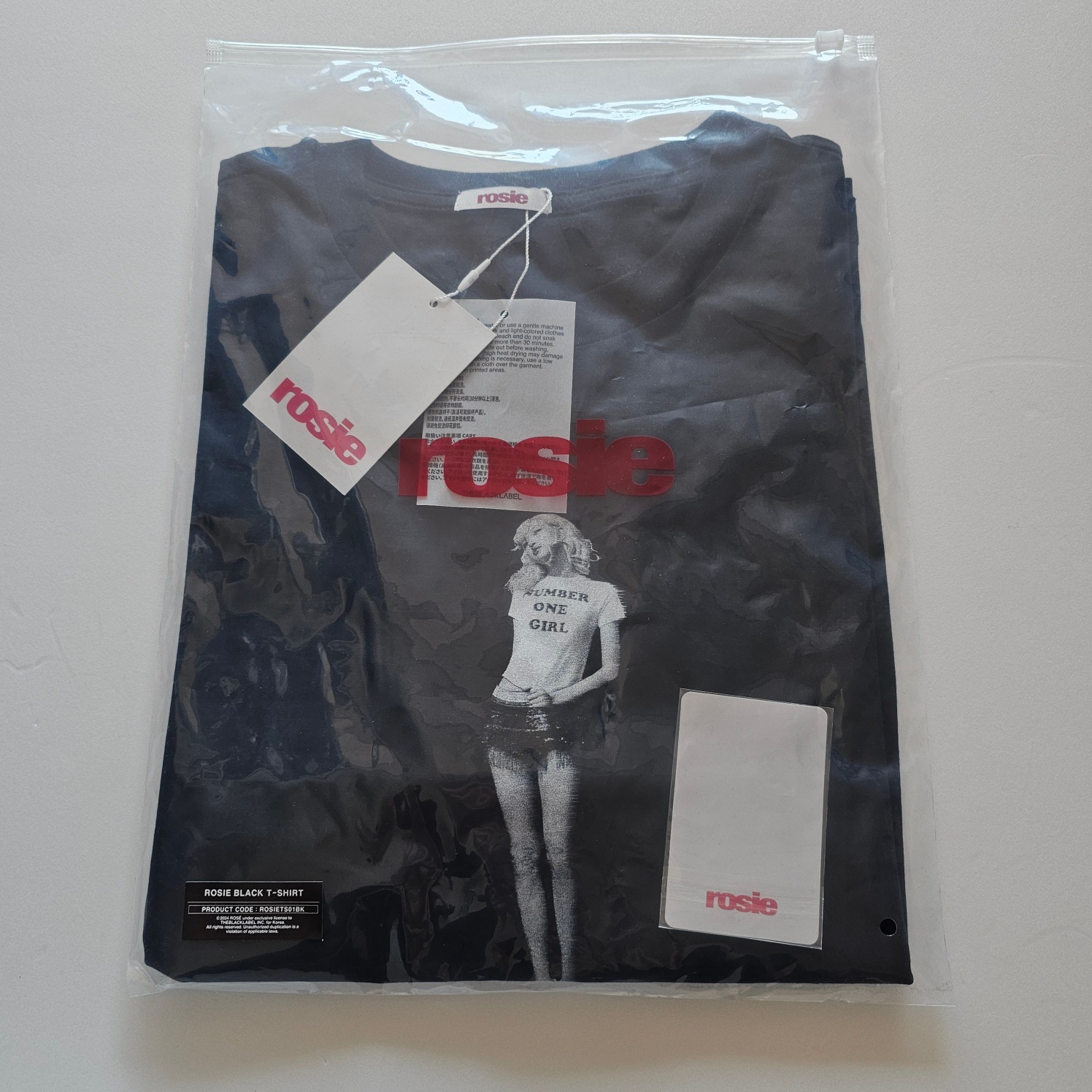 [公式] ROSE [rosie] Pop-Up Store at The Hyundai Seoul MD : Rosie Black T-SHIRT