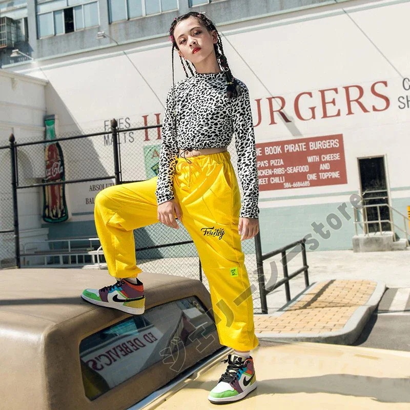 hot!!!ヒョウ柄 キッズ ダンス衣装 ヘソ出し パンツセット イエローパンツ タンクトップ 長袖トップス へ hot!!!ヒョウ柄 キッズ ダンス衣装 ヘソ出し パンツセット イエローパンツ タンクトップ 長袖トップス へ
