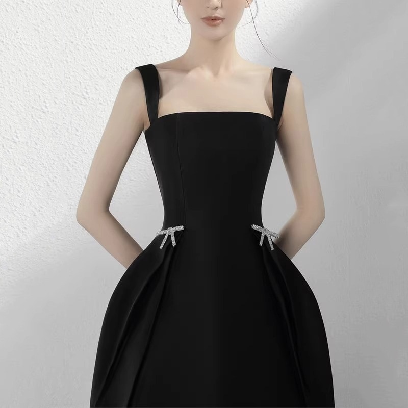 フレンチスタイルのデザイン感のある白いサテンのサスペンダーのパーティーの誕生日パーティーの雰囲気は普段はドレスを着ることができます