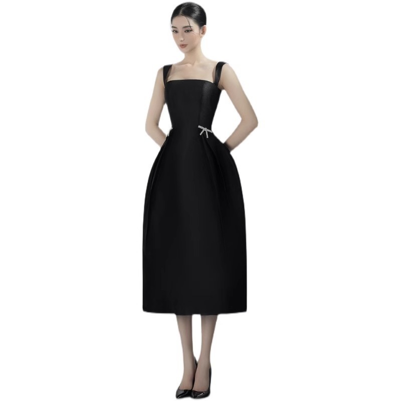 フレンチスタイルのデザイン感のある白いサテンのサスペンダーのパーティーの誕生日パーティーの雰囲気は普段はドレスを着ることができます