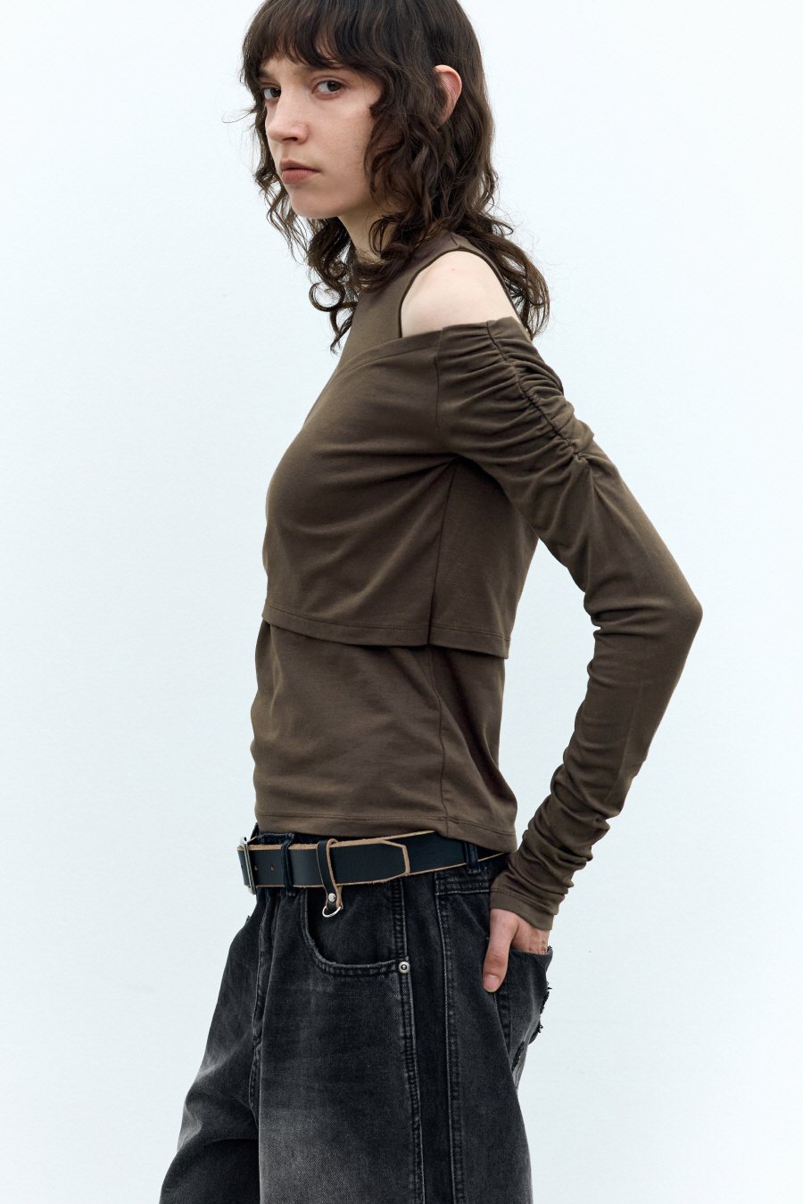 【INSILENCE】 LAYERED SHIRRING LONG SLEEVE : BROWN