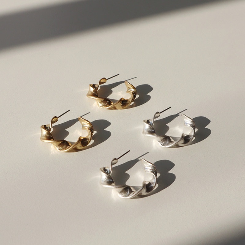 [産後調理院オムジウォンユンソヒステファニーリー着用] BOLD TWIST EARINGS/デイリーリング/ 人気ジュエリー /韓国ファッションジュエリー /韓国の人気アクセサリー/韓国