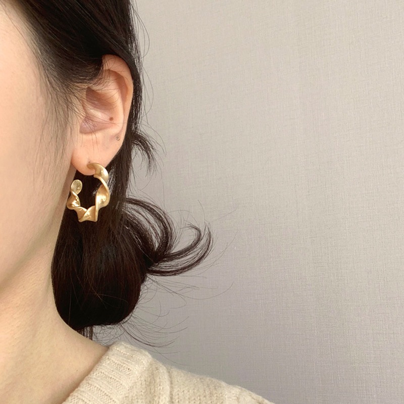 [産後調理院オムジウォンユンソヒステファニーリー着用] BOLD TWIST EARINGS/デイリーリング/ 人気ジュエリー /韓国ファッションジュエリー /韓国の人気アクセサリー/韓国