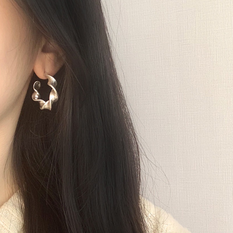 [産後調理院オムジウォンユンソヒステファニーリー着用] BOLD TWIST EARINGS/デイリーリング/ 人気ジュエリー /韓国ファッションジュエリー /韓国の人気アクセサリー/韓国