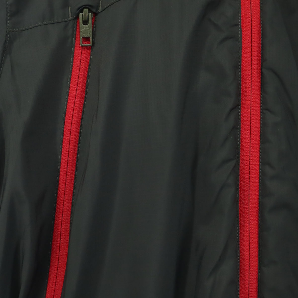 美品 刺繍 長袖 ウインドブレーカー ダークグレー系 NPO01134 メンズ 古着 美品 刺繍 長袖 ウインドブレーカー ダークグレー系 NPO01134 メンズ 古着