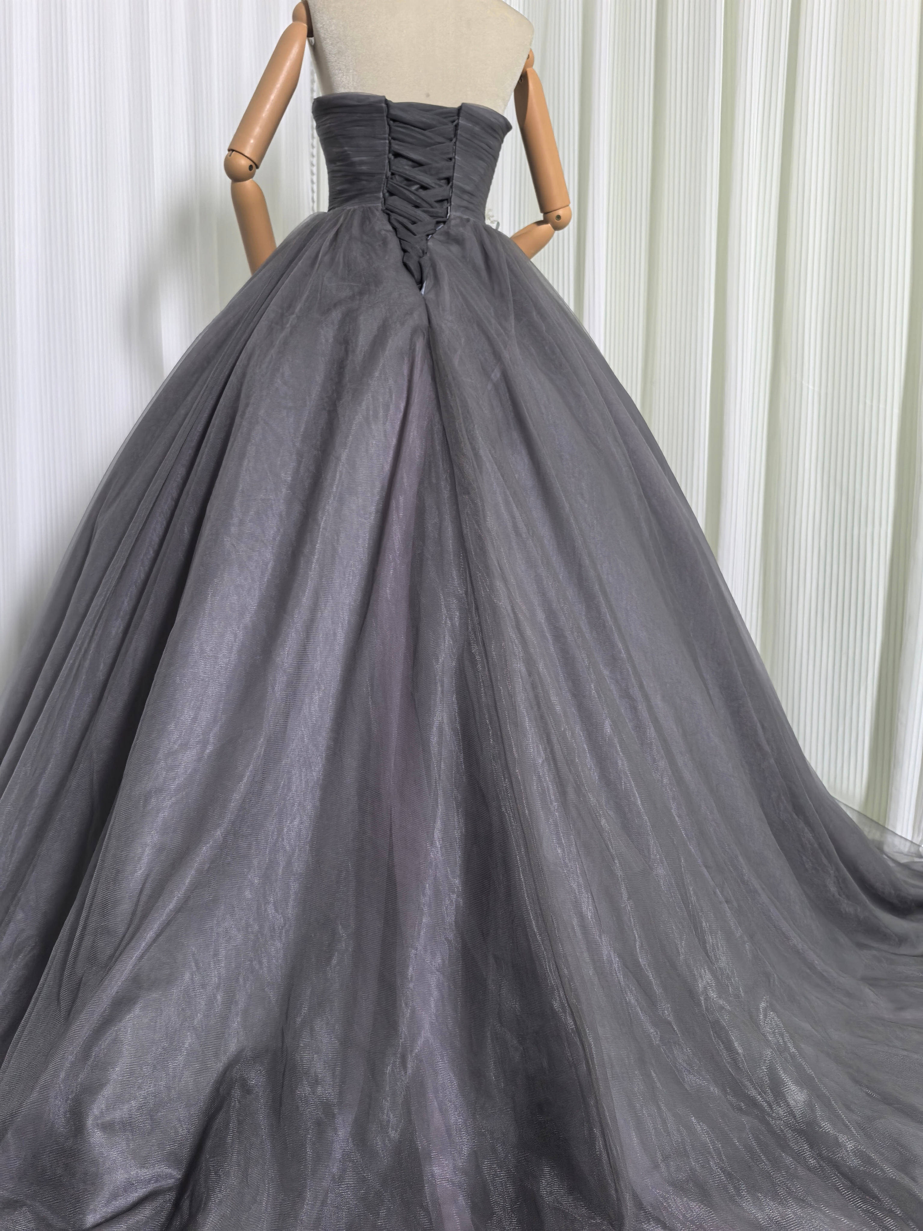 優雅なシルエットカラードレス グレー ベアトップ ベルト 大人っぽい 編み上げ 花嫁