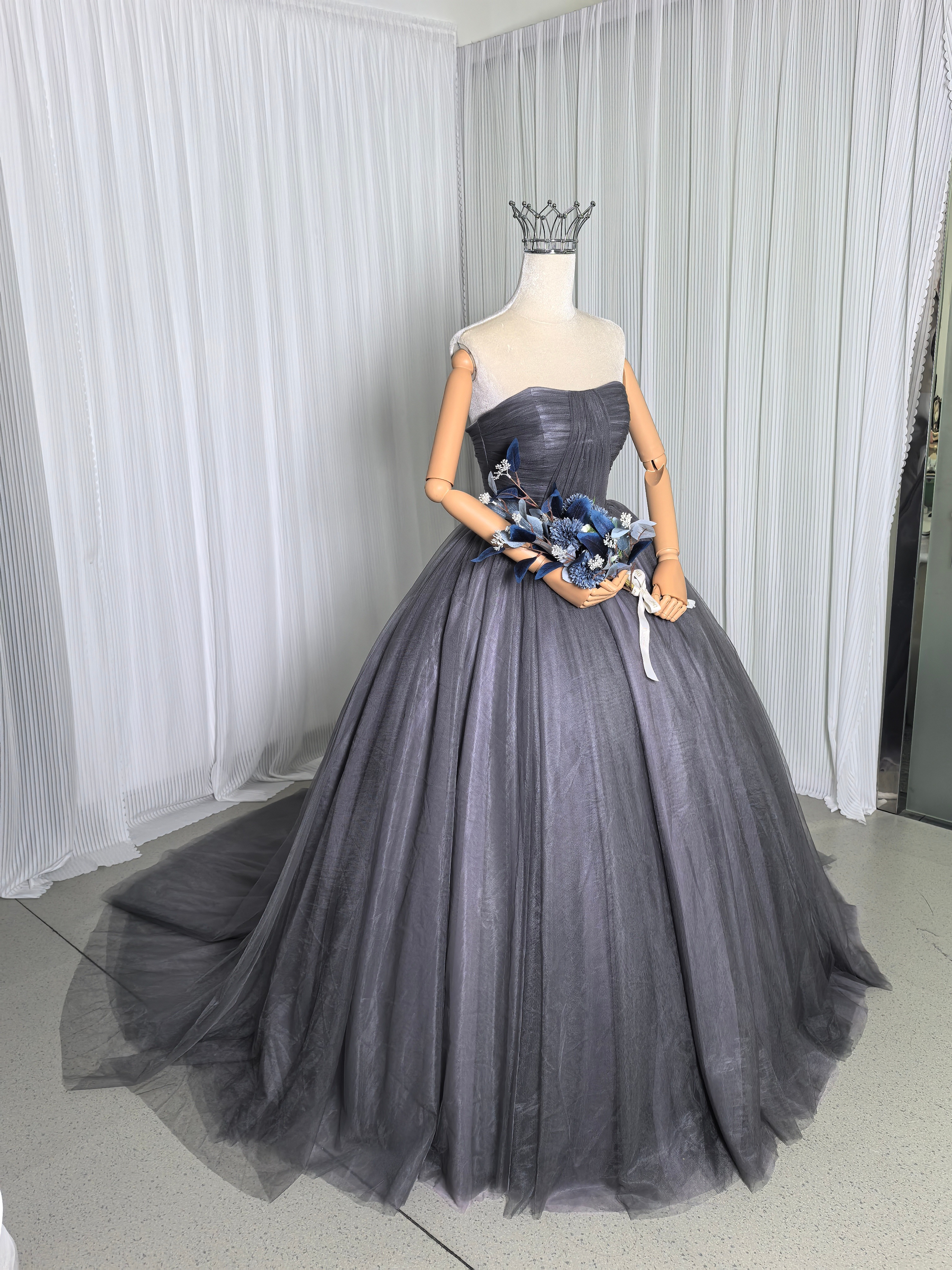 優雅なシルエットカラードレス グレー ベアトップ ベルト 大人っぽい 編み上げ 花嫁