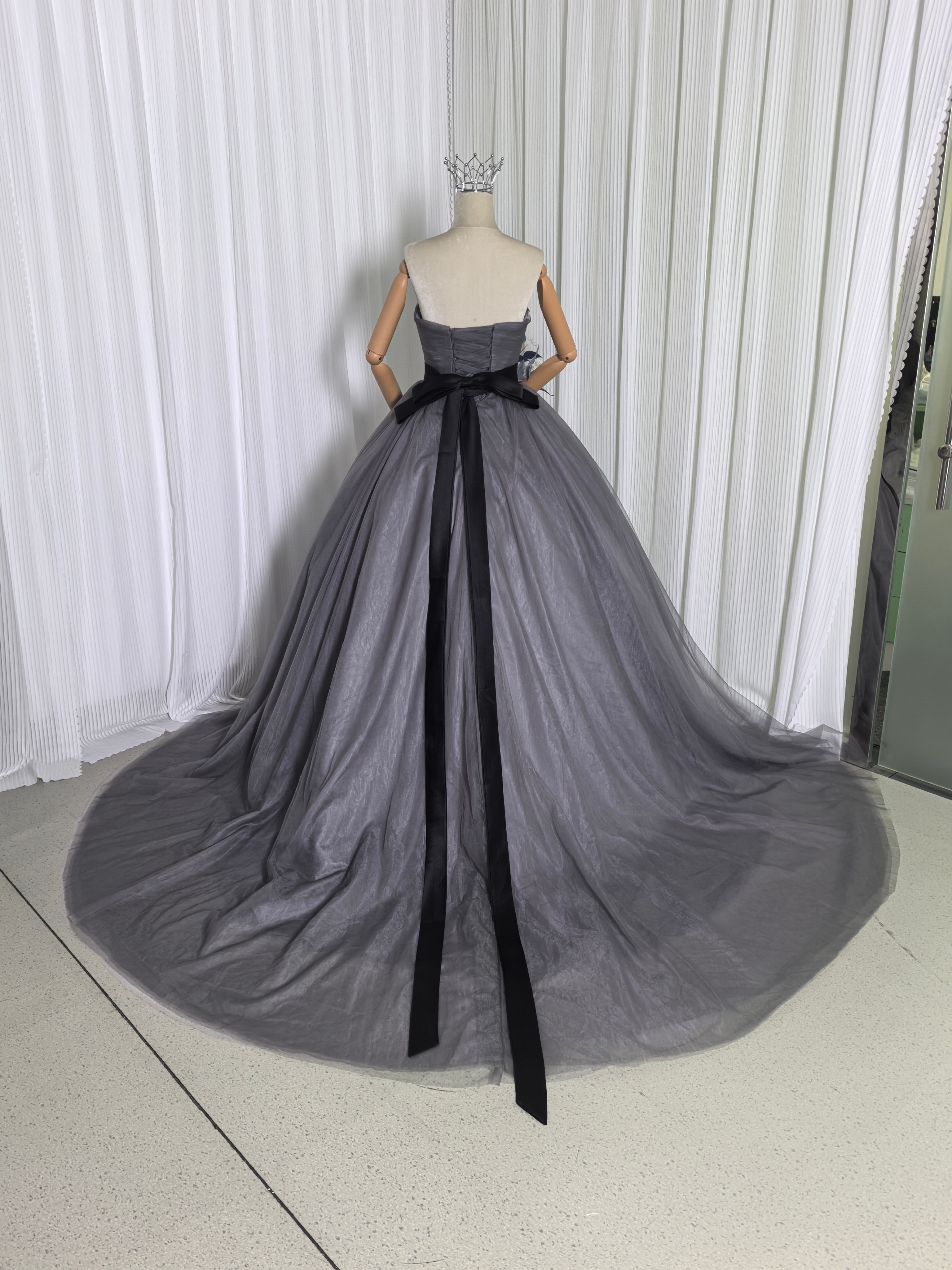 優雅なシルエットカラードレス グレー ベアトップ ベルト 大人っぽい 編み上げ 花嫁