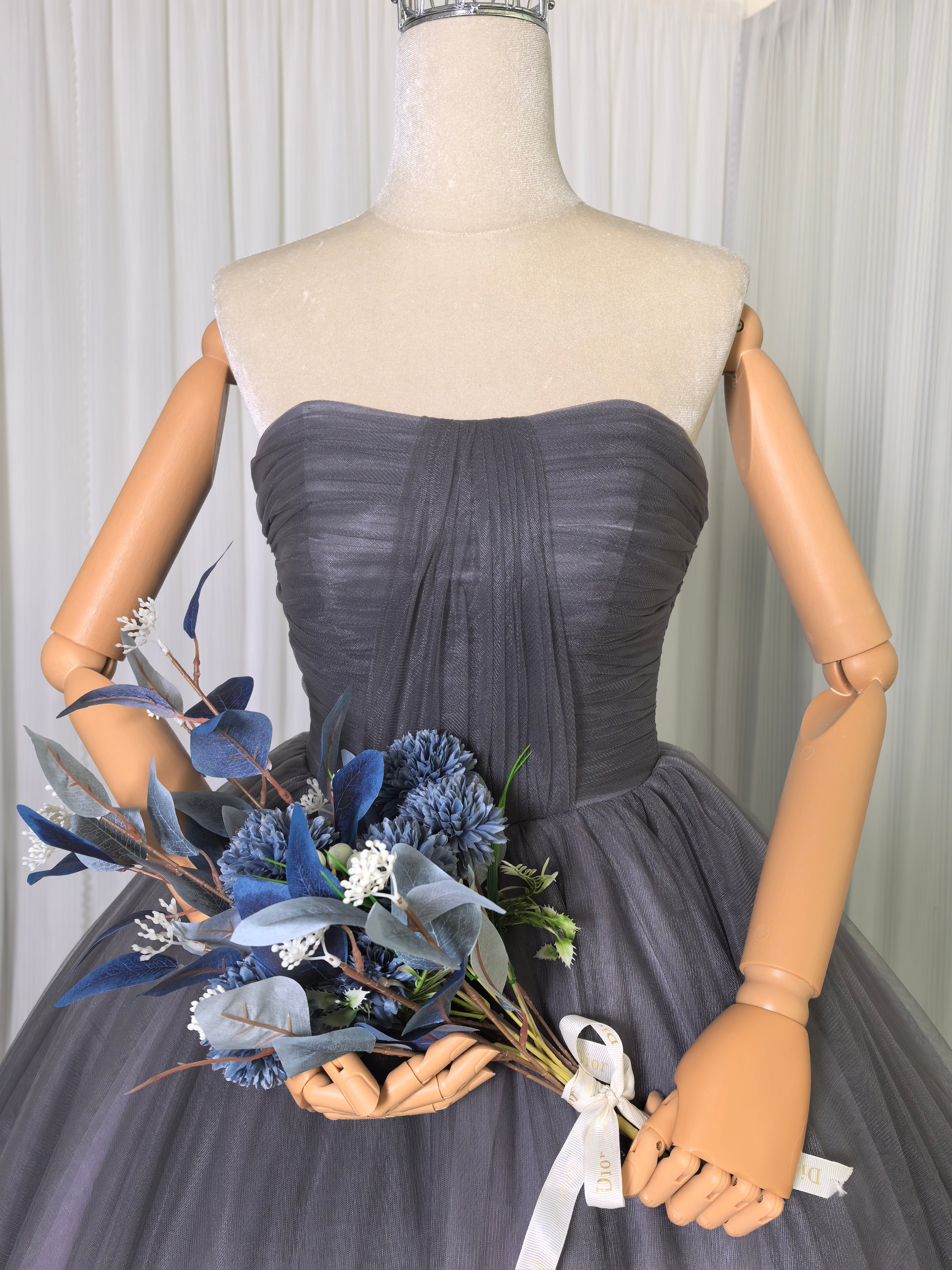 優雅なシルエットカラードレス グレー ベアトップ ベルト 大人っぽい 編み上げ 花嫁