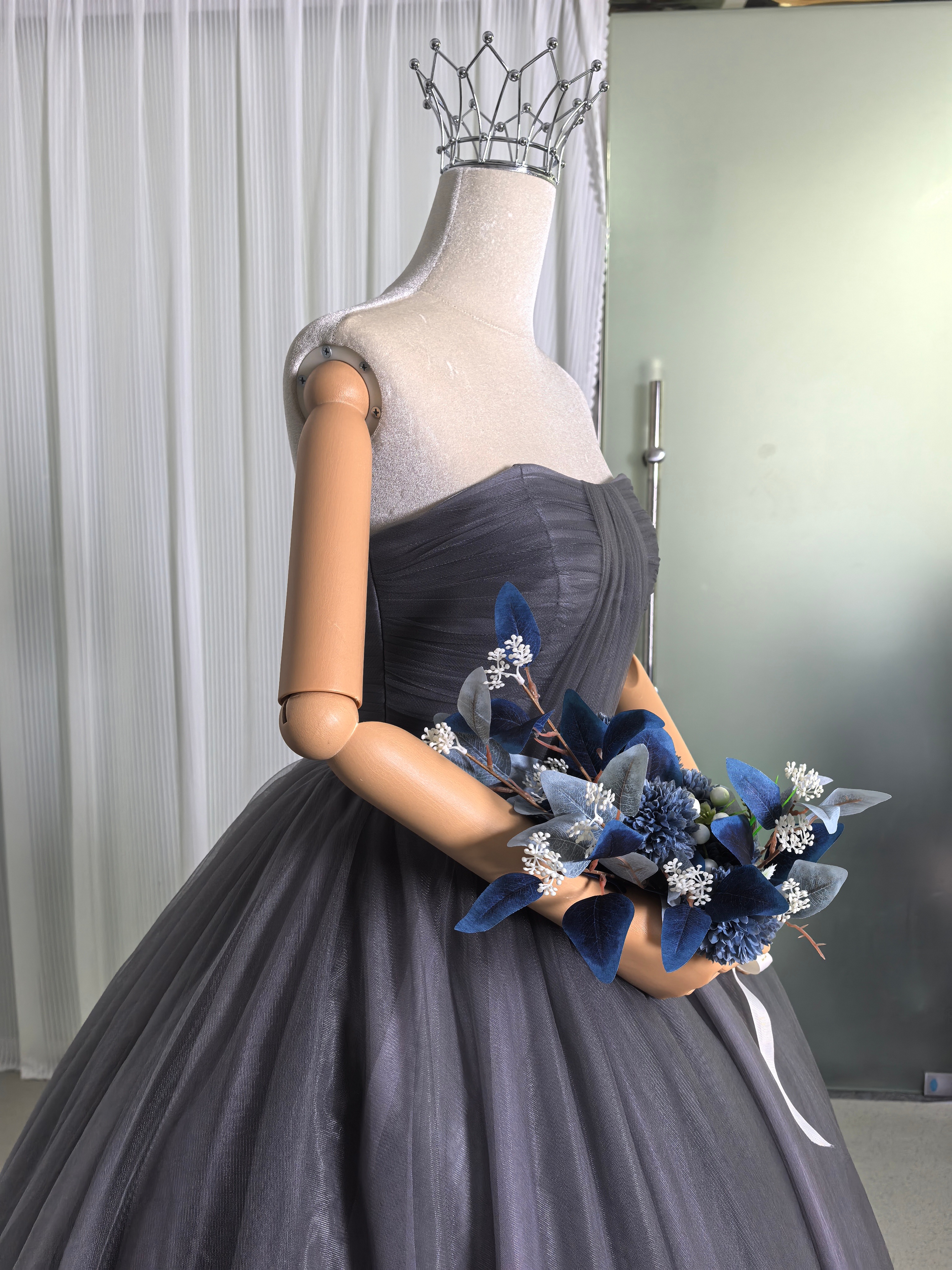 優雅なシルエットカラードレス グレー ベアトップ ベルト 大人っぽい 編み上げ 花嫁