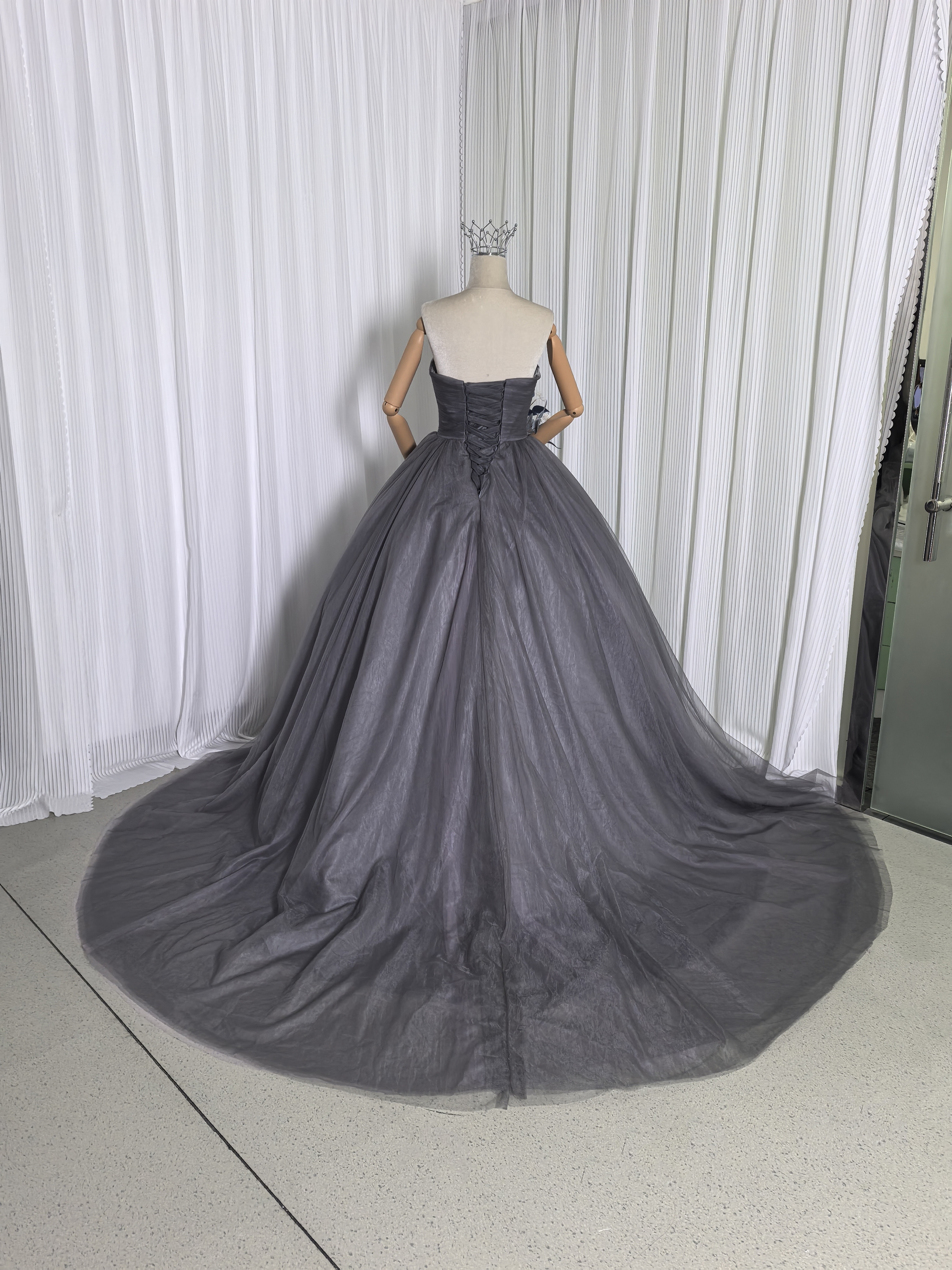 優雅なシルエットカラードレス グレー ベアトップ ベルト 大人っぽい 編み上げ 花嫁