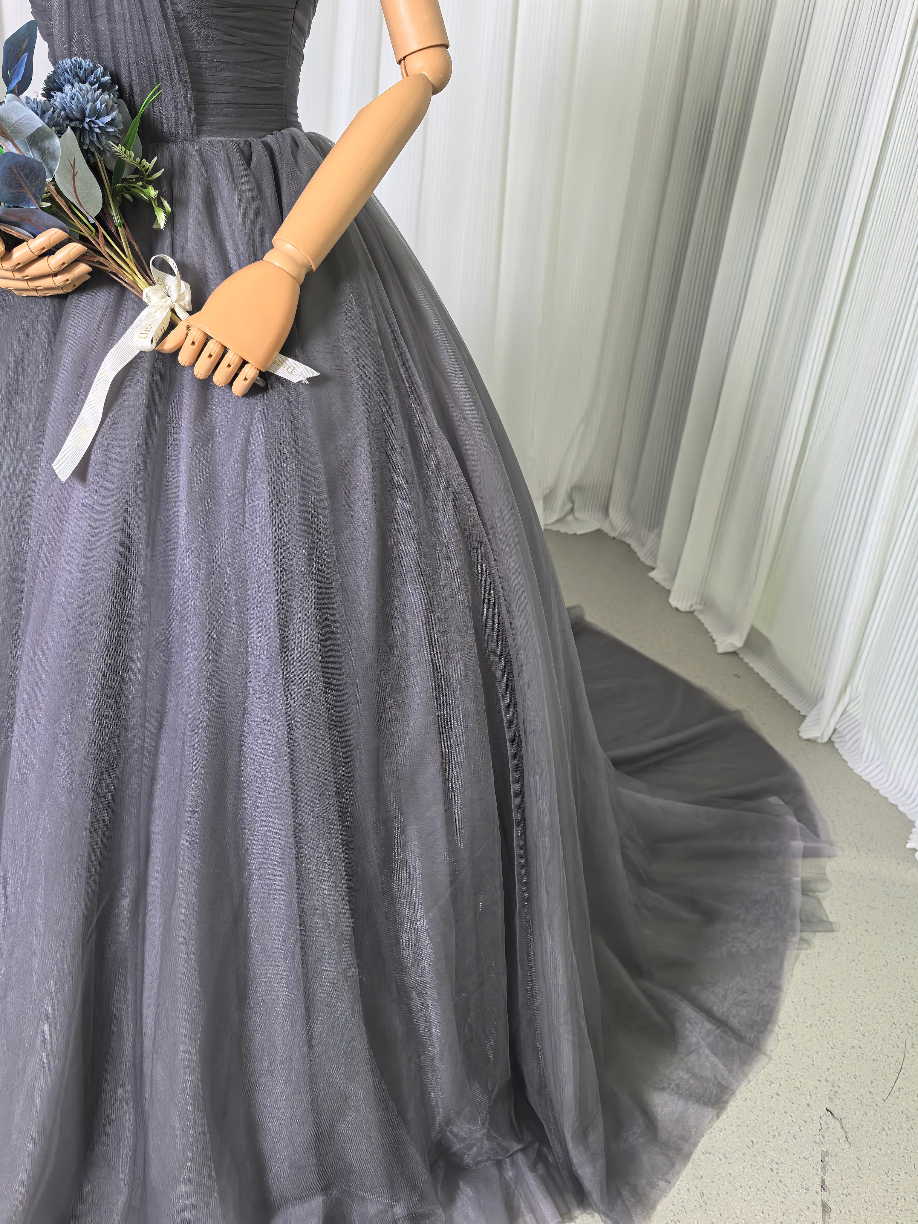 優雅なシルエットカラードレス グレー ベアトップ ベルト 大人っぽい 編み上げ 花嫁
