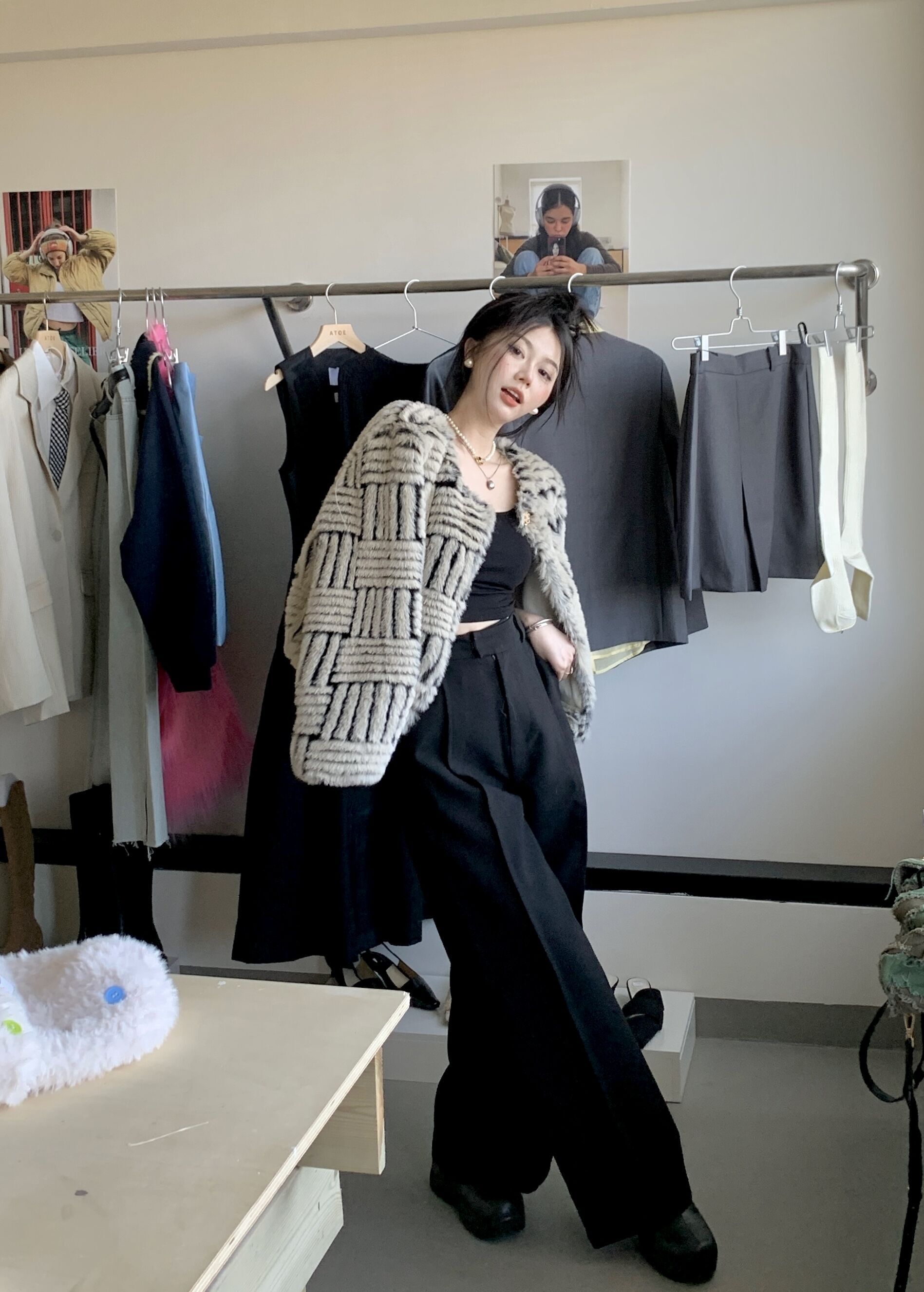 アウター レディース ジャケット ショート ショート丈 長袖 ラウンドネック 前開き ファー ふわふわ モコモコ かわいい 可愛い フェミニン ガーリー キュート 10代 20代 30代 普段使い