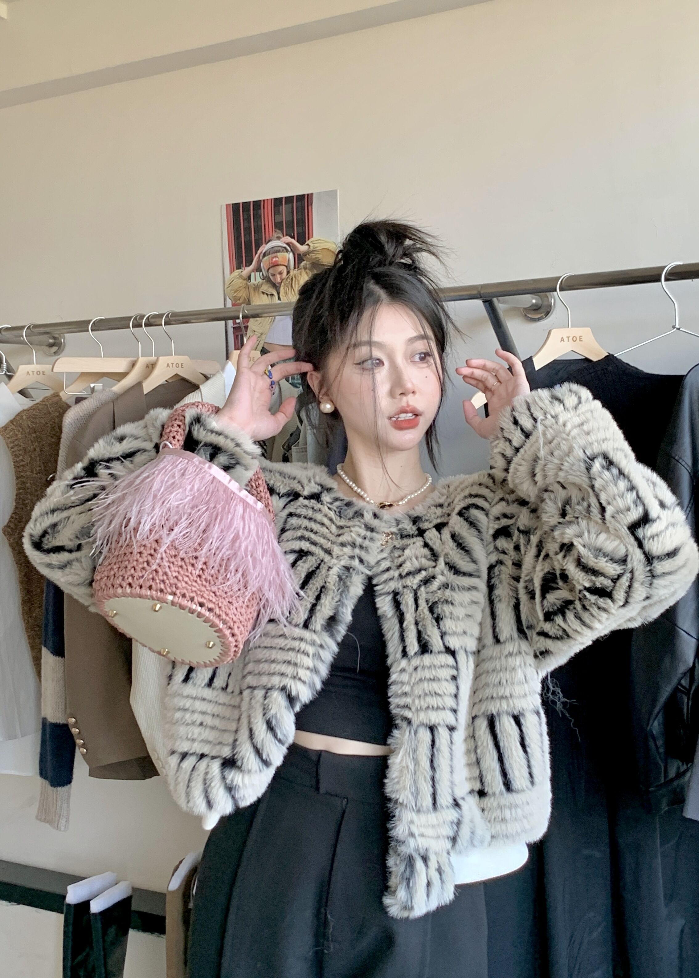 アウター レディース ジャケット ショート ショート丈 長袖 ラウンドネック 前開き ファー ふわふわ モコモコ かわいい 可愛い フェミニン ガーリー キュート 10代 20代 30代 普段使い