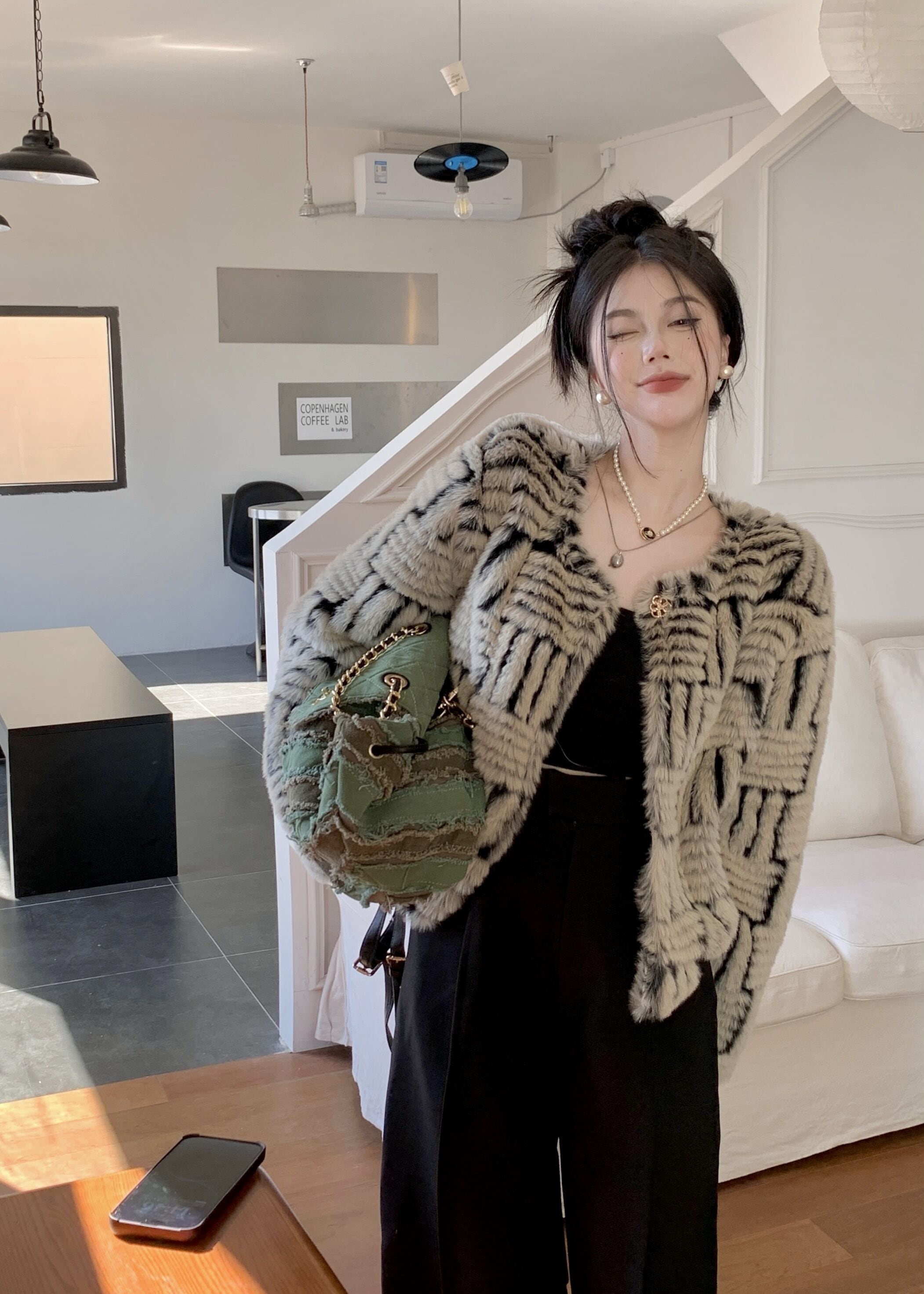 アウター レディース ジャケット ショート ショート丈 長袖 ラウンドネック 前開き ファー ふわふわ モコモコ かわいい 可愛い フェミニン ガーリー キュート 10代 20代 30代 普段使い