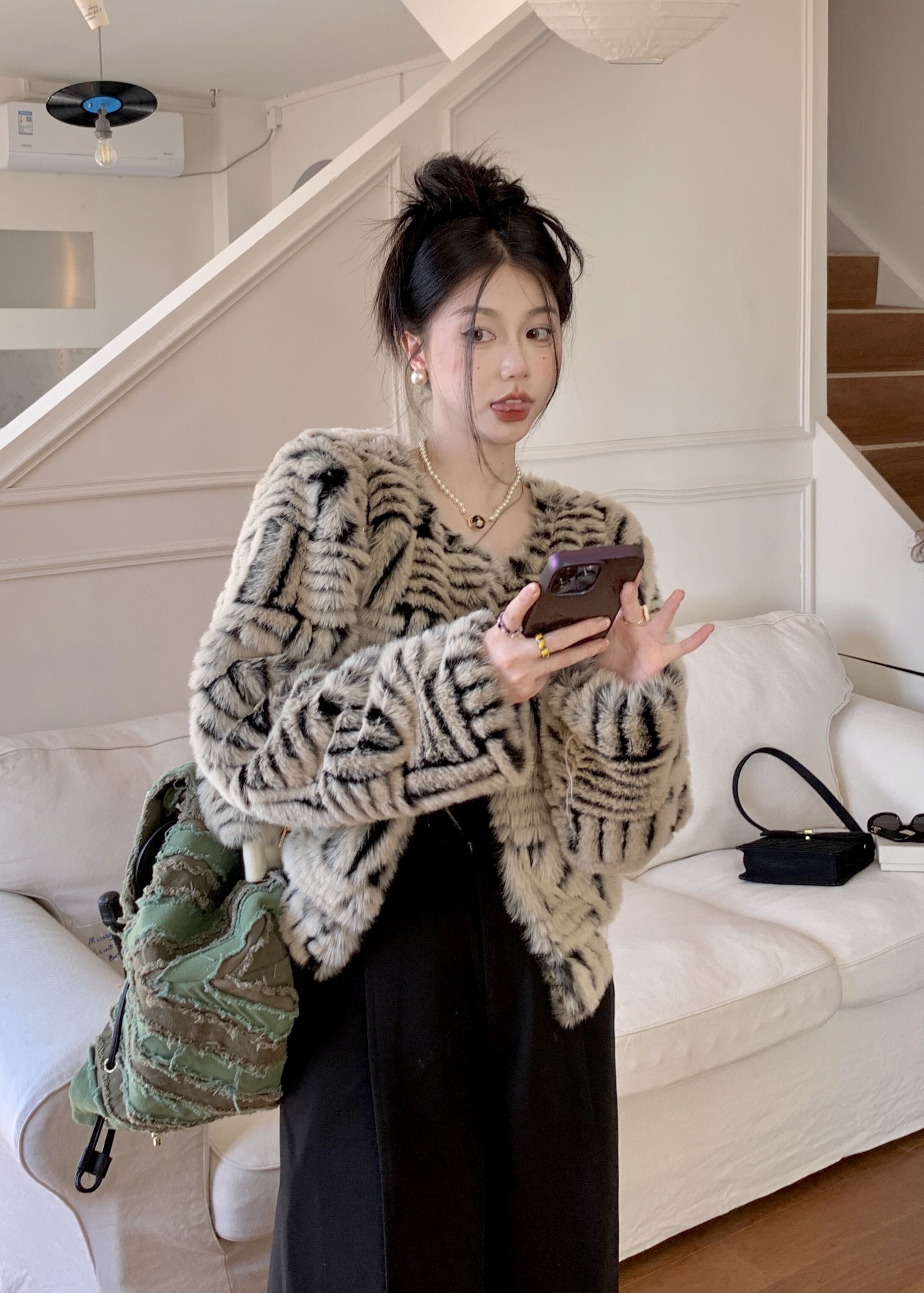 アウター レディース ジャケット ショート ショート丈 長袖 ラウンドネック 前開き ファー ふわふわ モコモコ かわいい 可愛い フェミニン ガーリー キュート 10代 20代 30代 普段使い