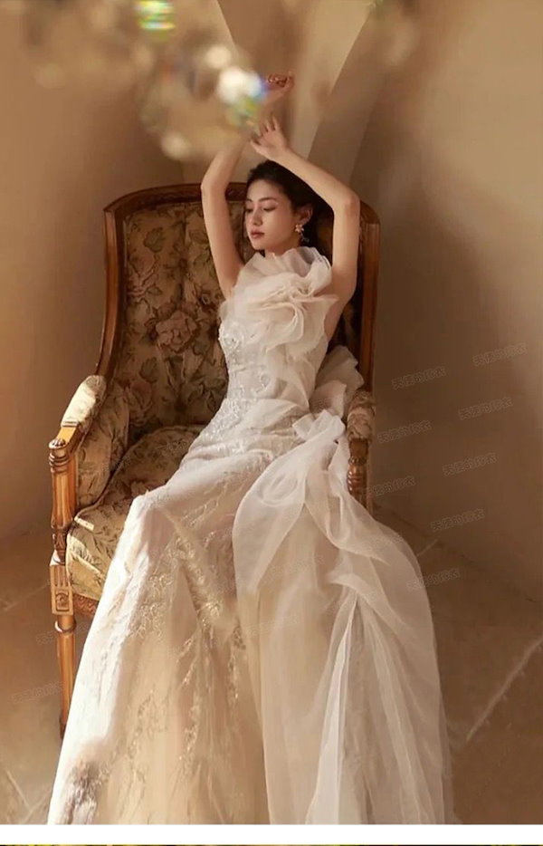 Qoo10] ウェディングドレス 白 キラキラと光るレ