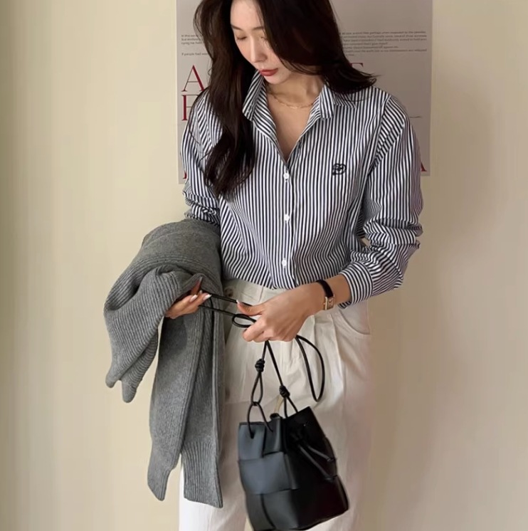 ストライプ柄シャツ オフィスカジュアル ワンポイント トップス Tシャツ シャツ ブラウス ロング ロング丈 袖あり 長袖 Vネック 襟付き ストレート Iライン ストライプ柄シャツ オフィスカジュアル ワンポイント トップス